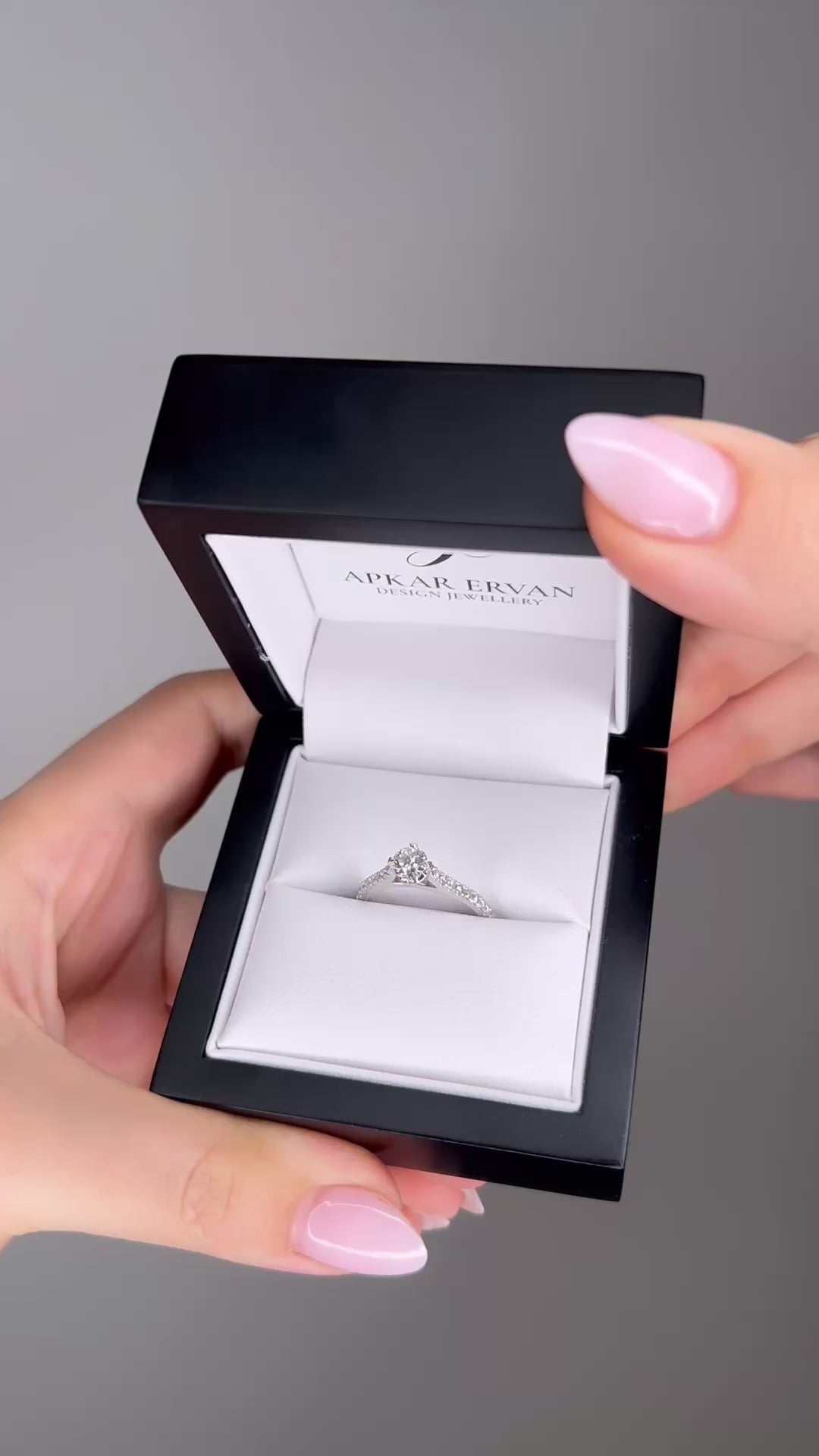 Ruby - Round Brilliant Cut Diamond Setting